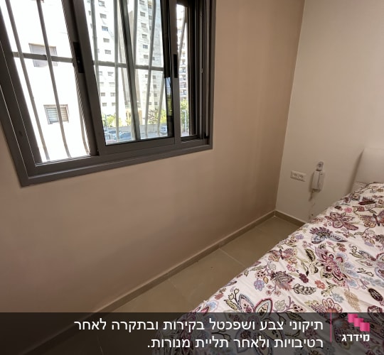 חלון עם סורגים בחדר שינה